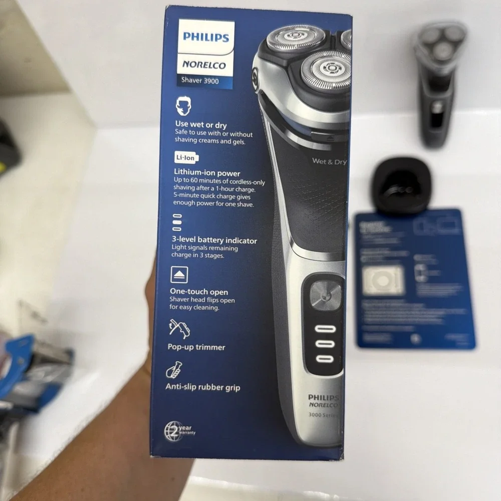 Philips Norelco Shaver 3900 Wet & Dry Electric Shaver S3212/82